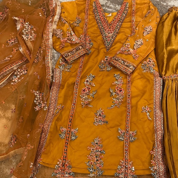 Elegant Floral Embellished Long Sleeve Dress - Picture 4 of 8